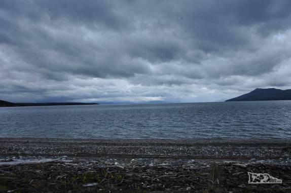 Dia nublado no lago Fagnano, perto de Tolhuin, pequena cidade na região de Ushuaia, no sul da Terra do Fogo, Argentina